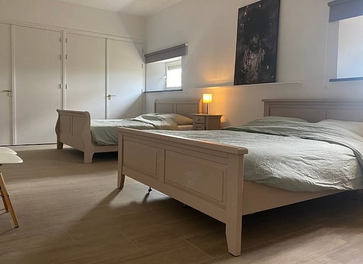 Ruime slaapkamer met houten meubels in Huisje in Beers, vakantiehuis in Beers NB, perfect voor een ontspannen verblijf.