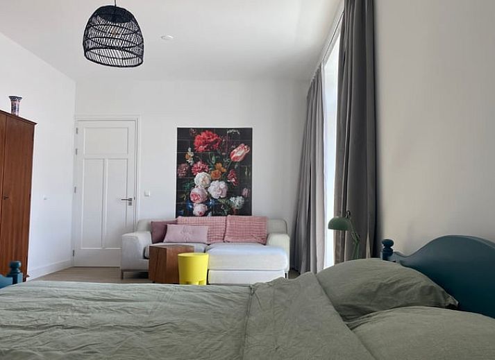 Stijlvolle slaapkamer met twee bedden in Huisje in Beers, vakantiehuis in Beers NB, voor ultiem comfort.