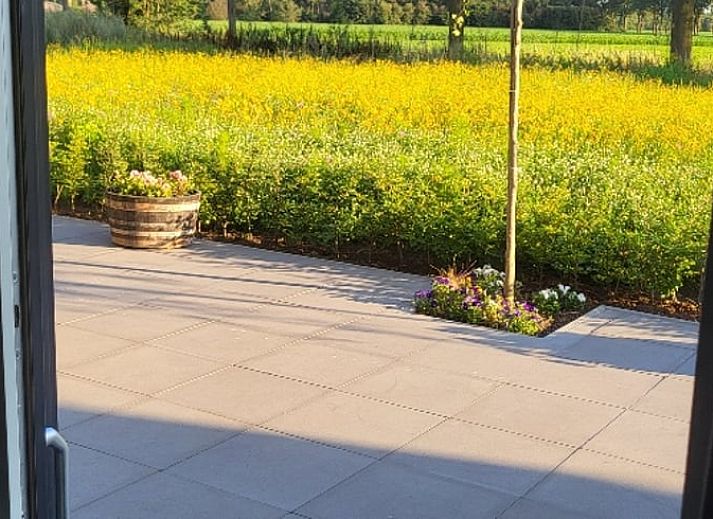 Stijlvolle slaapkamer met twee bedden in Huisje in Beers, vakantiehuis in Beers NB, voor ultiem comfort.