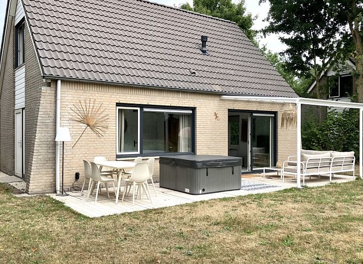 Forest Escape-Luxe natuurhuis met sauna en jacuzzi in Hoeven, Noord Brabant. Geniet van het terras en de serene omgeving in dit vakantiehuis.