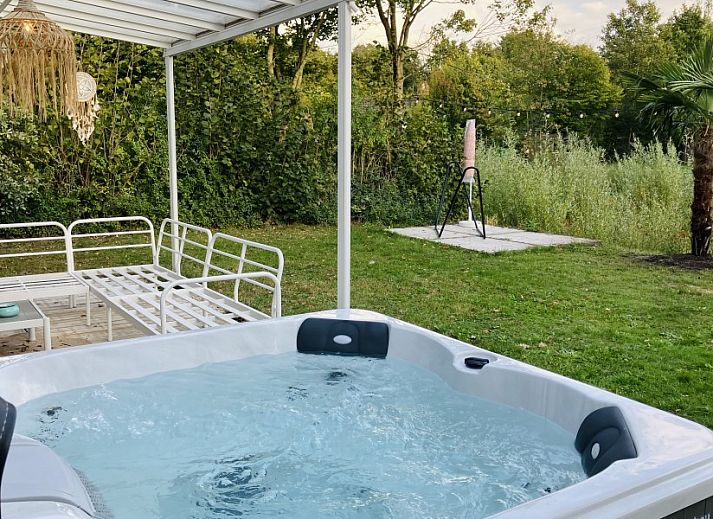 Forest Escape-Luxe natuurhuis met sauna en jacuzzi in Hoeven, Noord Brabant. Geniet van het terras en de serene omgeving in dit vakantiehuis.