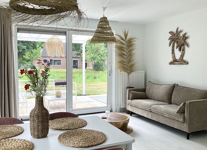 Forest Escape-Luxe natuurhuis met sauna en jacuzzi in Hoeven, Noord Brabant. Geniet van het terras en de serene omgeving in dit vakantiehuis.