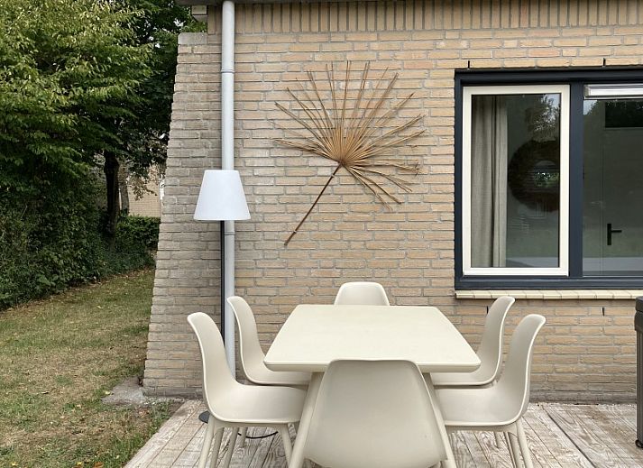 Lichte woonkamer van Forest Escape-Luxe natuurhuis met uitzicht op groene tuin in Hoeven, West Brabant. Perfect vakantiehuis voor ontspanning.