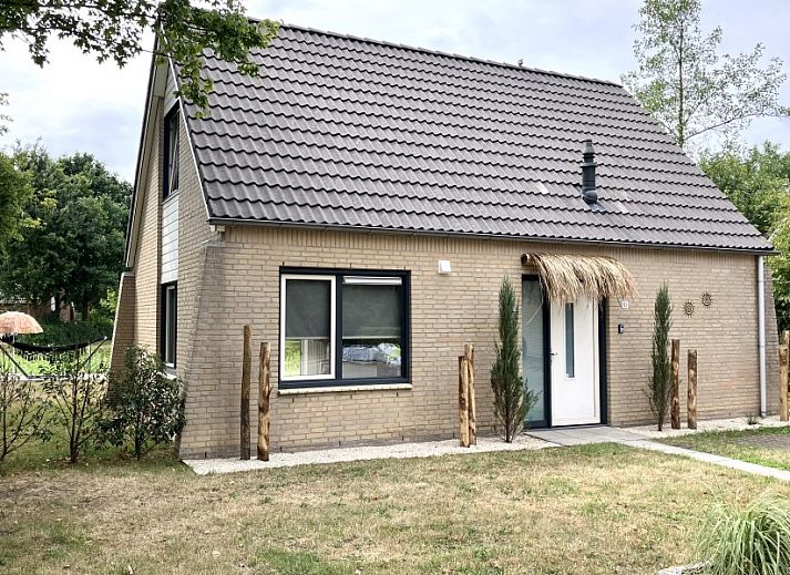 Lichte woonkamer van Forest Escape-Luxe natuurhuis met uitzicht op groene tuin in Hoeven, West Brabant. Perfect vakantiehuis voor ontspanning.