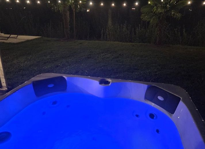 Gezellige eetruimte in Forest Escape-Luxe natuurhuis met uitzicht op groene omgeving in Hoeven, West Brabant, Noord Brabant.