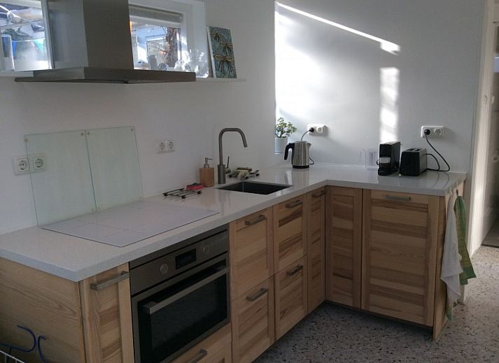 Cozy terrace with parasol at Tiny House Bakkum, vacation home in Castricum, North Sea coast, North Holland.