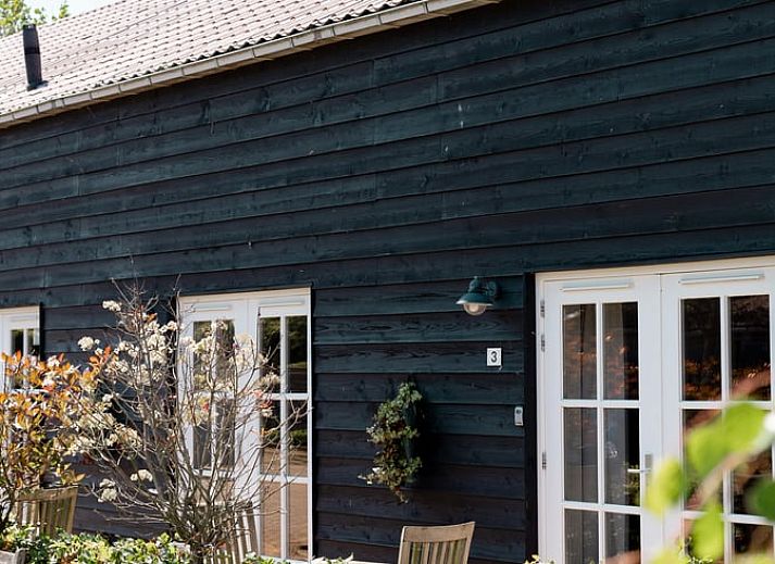 Charming vacation home Cottage in Opperdoes on the IJsselmeer coast in North Holland with sunny terrace and rural atmosphere.