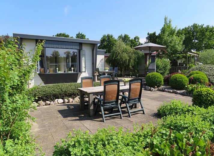 Verblijf 490326 • Vakantiewoning IJsselmeerkust • huisje 143, bootje, aan het water, grote tuin en terrassen