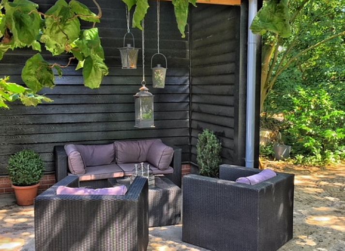 Cozy living room at boerderijhuisje.nl in Luttenberg, vacation home in Salland, Overijssel overlooking green garden.