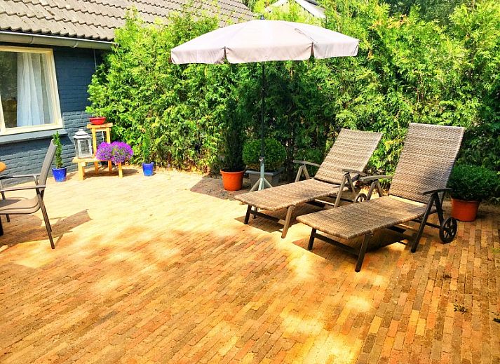 Cozy living room at boerderijhuisje.nl in Luttenberg, vacation home in Salland, Overijssel overlooking green garden.