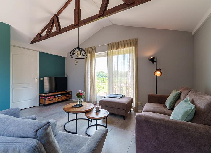 Stilvoller Innenraum von Weidezicht A in Marle, Overijssel, mit Holzbalken und moderner Einrichtung.