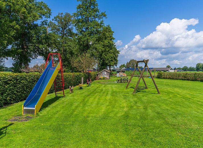 Gemuetliche Sitzecke in Weidezicht A, Ferienhaus in Marle, mit bequemen Stuehlen und dekorativen Elementen.
