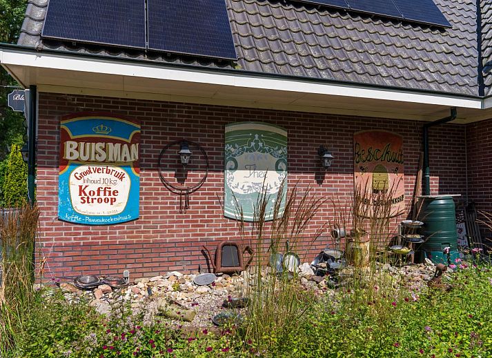 Schlafzimmer in Weidezicht A, Marle, mit zwei Einzelbetten und stimmungsvoller Beleuchtung.