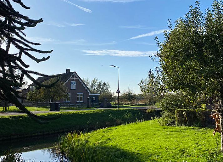 Moderne keuken in Huisje in Westbroek, vakantiehuis in Utrecht met uitzicht op de tuin.