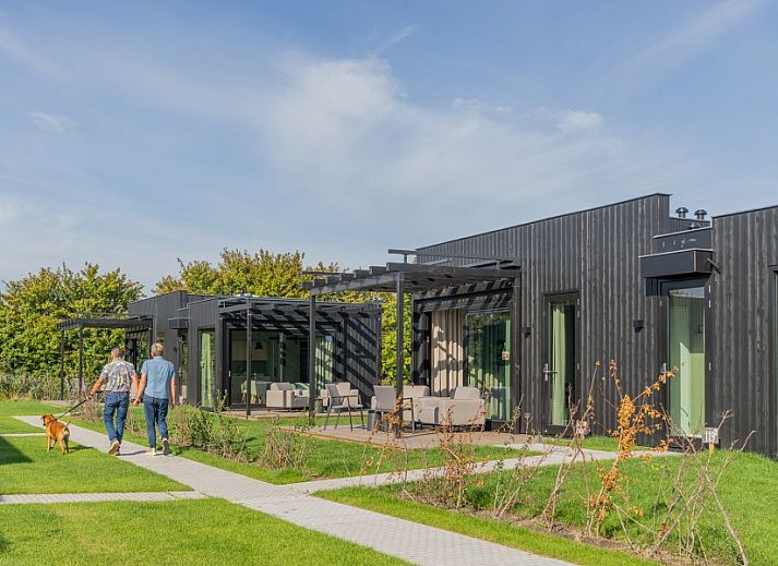 Lichte slaapkamer met uitzicht op groene velden bij Buitenplaats Hotel, bed and breakfast in Ellemeet, Schouwen-Duiveland, Zeeland.