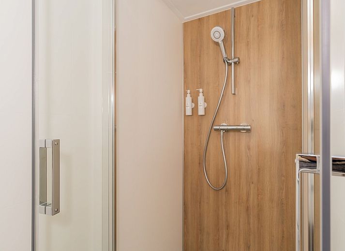 Moderne lodge met terras en tuin bij Buitenplaats Hotel, bed and breakfast in Ellemeet, Schouwen-Duiveland, Zeeland.