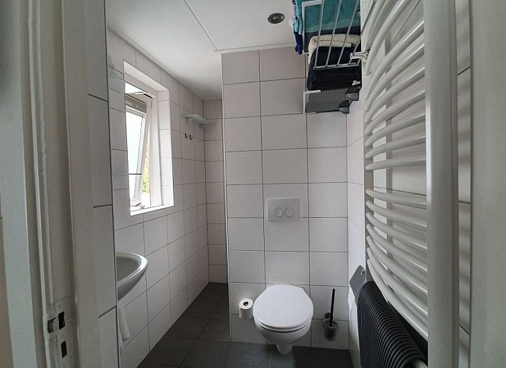 Die ueberdachte Terrasse von THE SUN IN STEE ON ZEE in Serooskerke, Walcheren, Zeeland, bietet Privatsphaere und Entspannung im Freien.