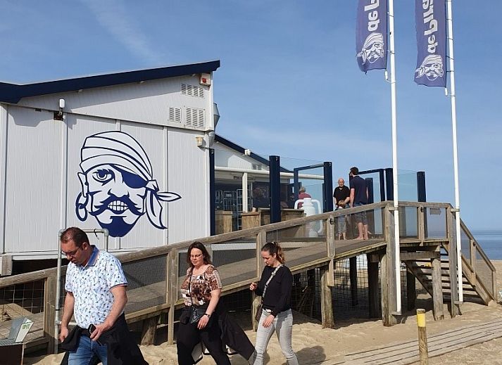 Innenbereich des Ferienhauses THE SUN IN STEE ON ZEE in Serooskerke, Walcheren, mit Gartenblick und moderner Einrichtung.