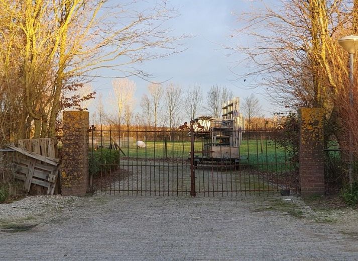 Innenbereich des Ferienhauses THE SUN IN STEE ON ZEE in Serooskerke, Walcheren, mit Gartenblick und moderner Einrichtung.