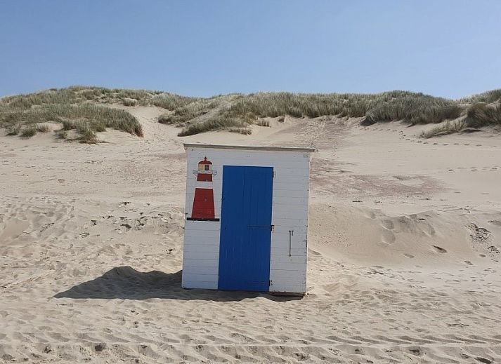 Helles Wohnzimmer in DE ZON IN STEE AAN ZEE in Serooskerke, Walcheren, mit gemuetlicher Sitzecke und Zugang zum Garten.
