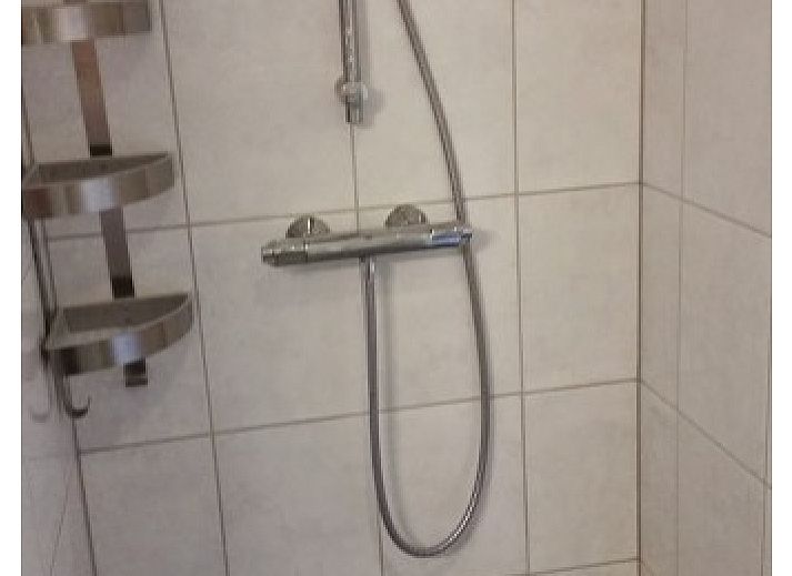 Vooraanzicht van Inlaag24 vakantiehuis in Wolphaartsdijk, Zuid-Beveland, met omheinde tuin.