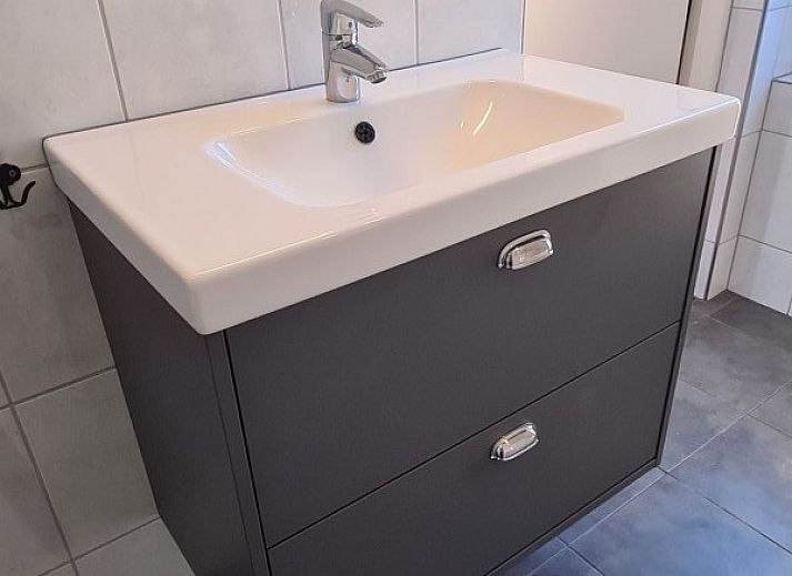 Vooraanzicht van Inlaag24 vakantiehuis in Wolphaartsdijk, Zuid-Beveland, met omheinde tuin.