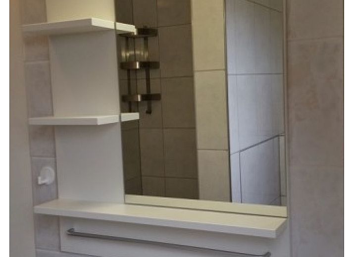 Gezellige woonkamer van Inlaag24 vakantiewoning in Wolphaartsdijk, Zeeland, met comfortabele banken.