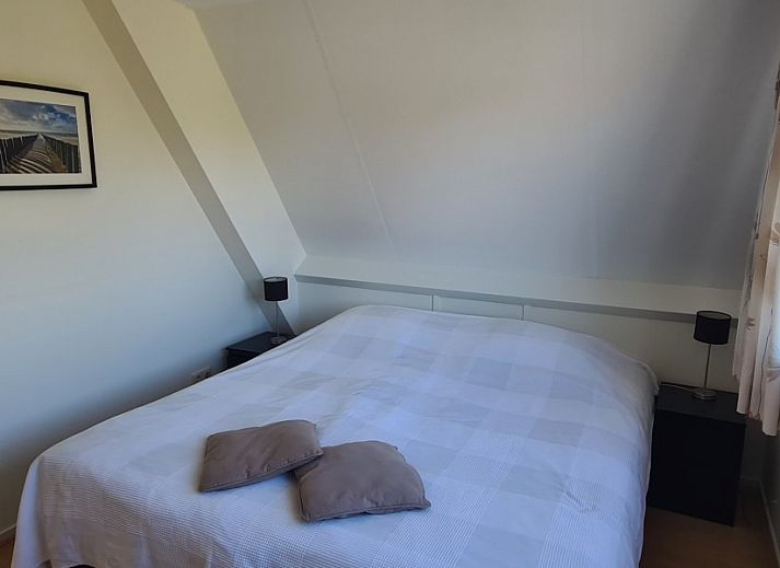 Gezellige woonkamer van Inlaag24 vakantiewoning in Wolphaartsdijk, Zeeland, met comfortabele banken.