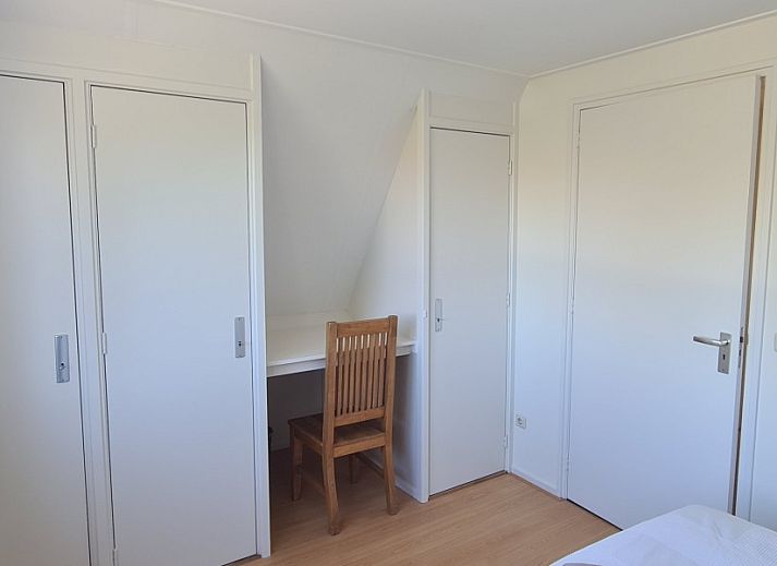 Gezellige woonkamer van Inlaag24 vakantiewoning in Wolphaartsdijk, Zeeland, met comfortabele banken.