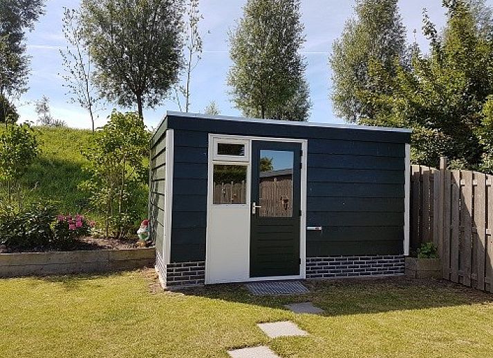 Eetkamer van Inlaag24 vakantiehuis in Wolphaartsdijk, met ruime eettafel en uitzicht op de tuin.