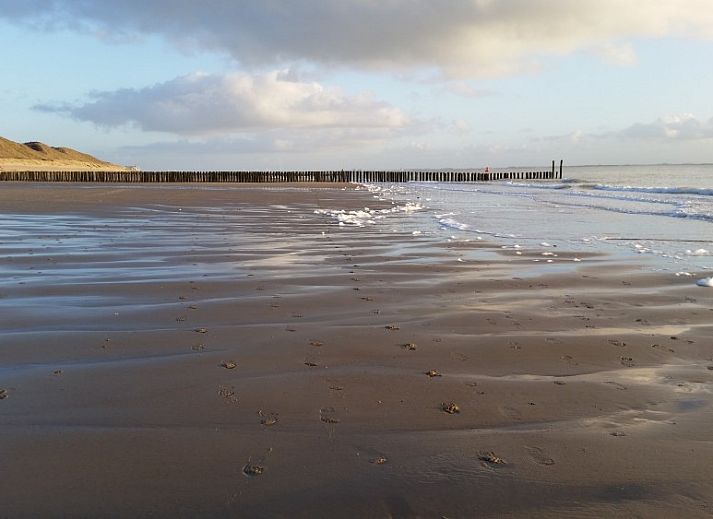 Eetkamer van Inlaag24 vakantiehuis in Wolphaartsdijk, met ruime eettafel en uitzicht op de tuin.