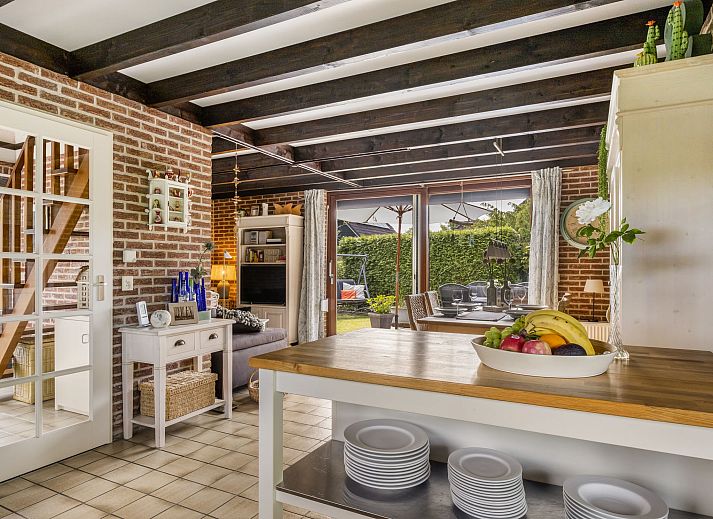 Geniet van de zonnige tuin bij Vakantiehuis Haus Anni in Hansweert, Zuid-Beveland, met comfortabele zithoek en parasol.