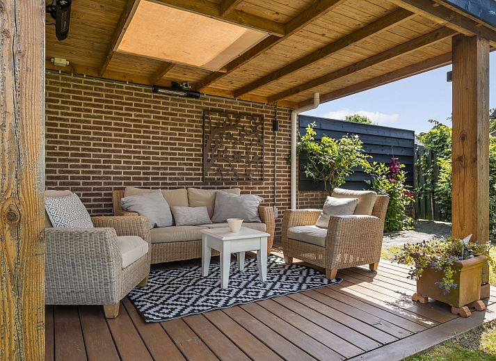 Lichte woonkamer van Vakantiehuis Haus Anni in Hansweert, Zuid-Beveland, met open keuken en uitzicht op de tuin.