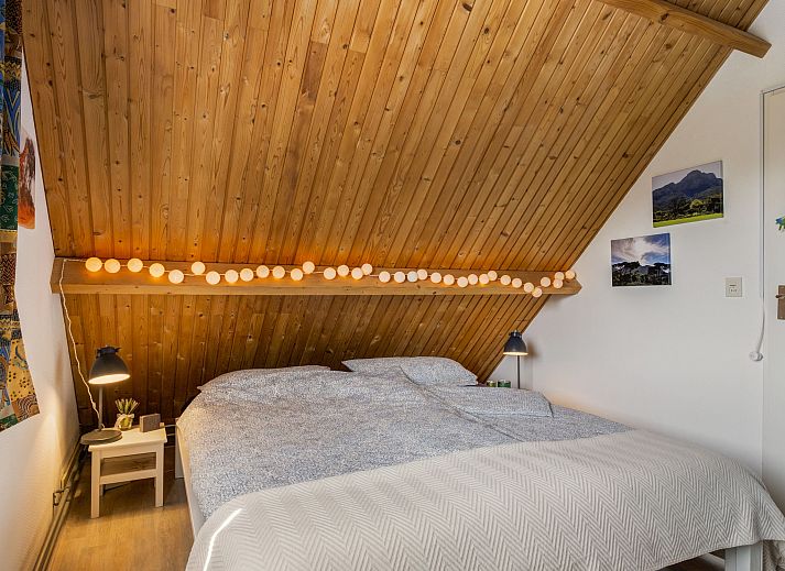 Lichte woonkamer van Vakantiehuis Haus Anni in Hansweert, Zuid-Beveland, met open keuken en uitzicht op de tuin.