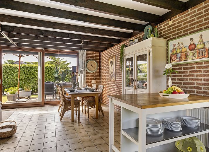 Ruim terras met zitgedeelte bij Vakantiehuis Haus Anni in Hansweert, Zuid-Beveland, omgeven door groen.