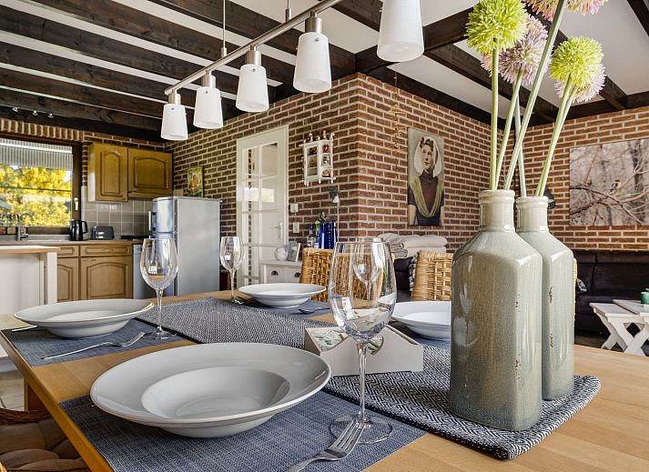 Ruim terras met zitgedeelte bij Vakantiehuis Haus Anni in Hansweert, Zuid-Beveland, omgeven door groen.