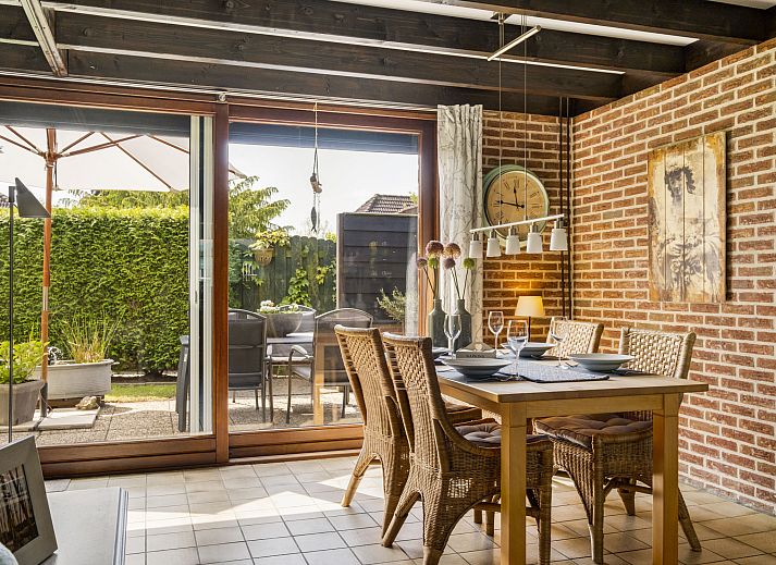 Gezellige slaapkamer met sauna in Vakantiehuis Haus Anni, Hansweert, Zuid-Beveland, voor ultieme ontspanning.
