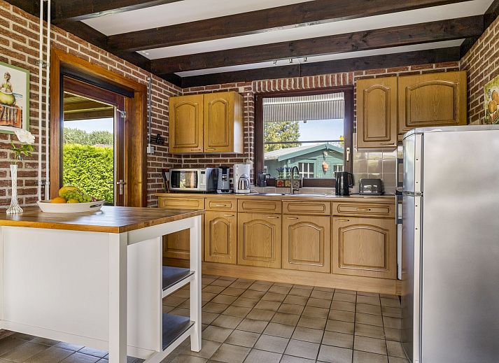 Gezellige slaapkamer met sauna in Vakantiehuis Haus Anni, Hansweert, Zuid-Beveland, voor ultieme ontspanning.