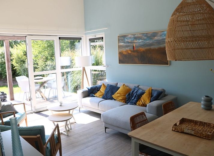 DichterbijZee vakantiehuis in Ouddorp met ruime veranda en moderne buitenmeubels, ideaal voor ontspanning in Goeree-Overflakkee.