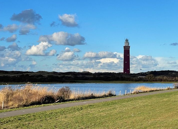 Terras van DichterbijZee in Ouddorp met comfortabele zitplaatsen en uitzicht op de groene omgeving van Goeree-Overflakkee.