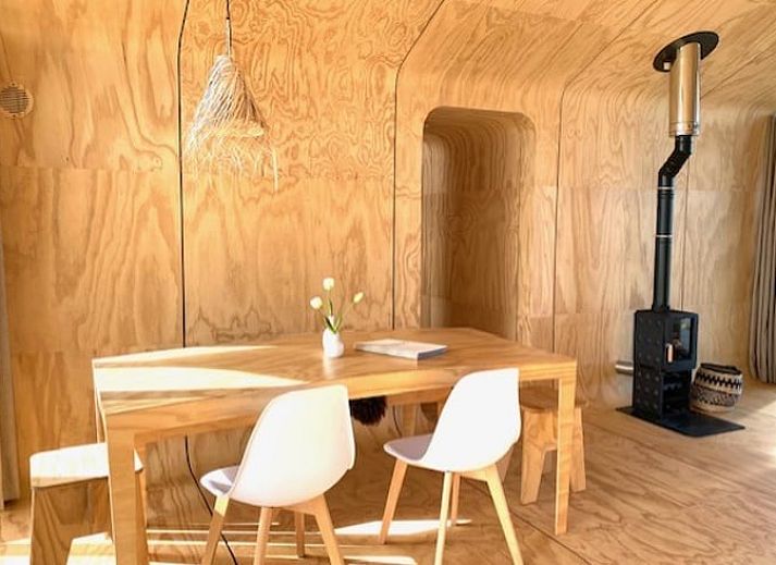 Huisje in Oud Ade vakantiehuis in Groene hart Zuid-Holland met moderne houten exterieur en groene omgeving.