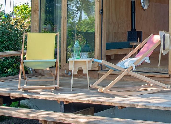 Keuken in Huisje in Oud Ade vakantiehuis in Groene hart Zuid-Holland met houten afwerking en uitzicht op groene velden.