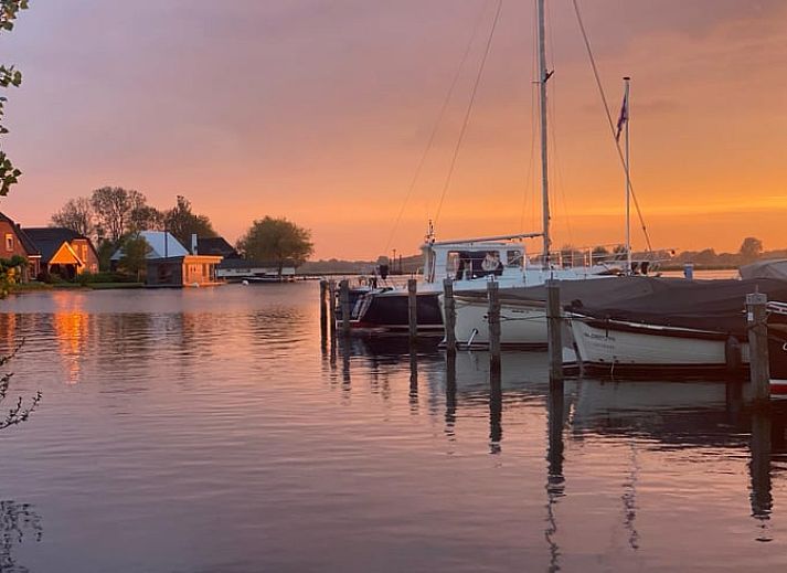 Eetkamer in Huisje in Oud Ade vakantiehuis in Groene hart Zuid-Holland met houten tafel en moderne inrichting.