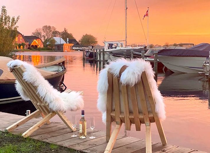 Eetkamer in Huisje in Oud Ade vakantiehuis in Groene hart Zuid-Holland met houten tafel en moderne inrichting.