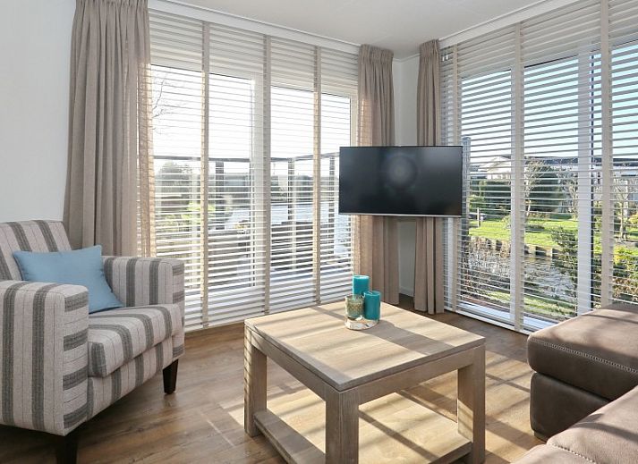 De Duinpan 21 chalet aan het water in Noordwijk aan zee, Noordzeekust, Zuid-Holland, omgeven door groene natuur.