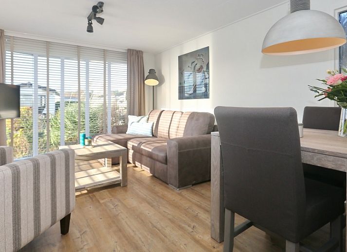 Zonnig terras van De Duinpan 21 chalet met uitzicht op de tuin in Noordwijk aan zee, Noordzeekust, Zuid-Holland.