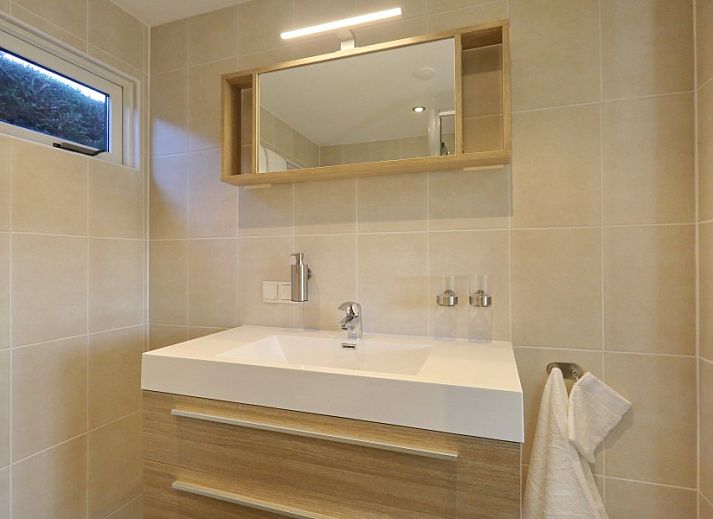 Zonnig terras van De Duinpan 21 chalet met uitzicht op de tuin in Noordwijk aan zee, Noordzeekust, Zuid-Holland.