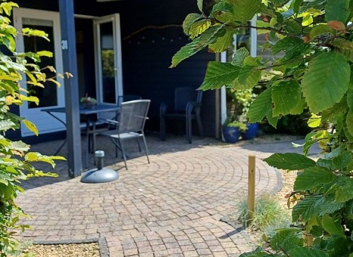 Pinquin 31 chalet in Rockanje met moderne gevel en ruime veranda, ideaal voor een ontspannen vakantie in Voorne Putten, Zuid-Holland.