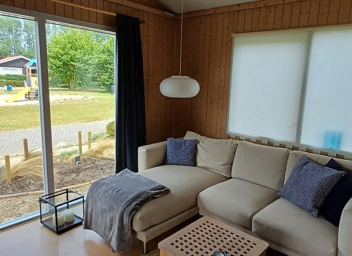 Gezellig terras bij Pinquin 31 vakantiehuis in Rockanje, omgeven door groene natuur in Voorne Putten, perfect voor buiten dineren.