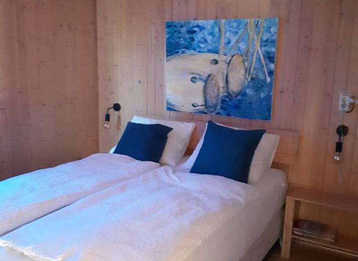 Gezellig terras bij Pinquin 31 vakantiehuis in Rockanje, omgeven door groene natuur in Voorne Putten, perfect voor buiten dineren.